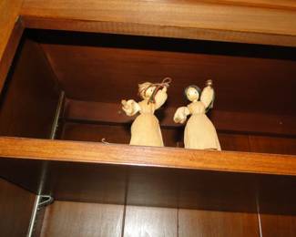 Hello!!!! Little corn husk figures on the top shelf
