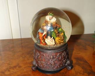 Beautiful snow globe, this is one of two that we have