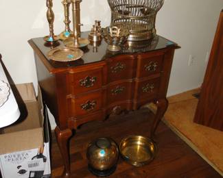 Great little console table with glass top, and pretty brass pieces as well