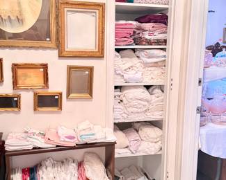 So much bedding & linens! 