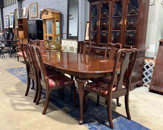 Ethan Allen Dining Table with Chairs and Bubble Glass China Hutch Orlando Estate Auction