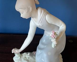 Lladro "Girl Picking Flowers"