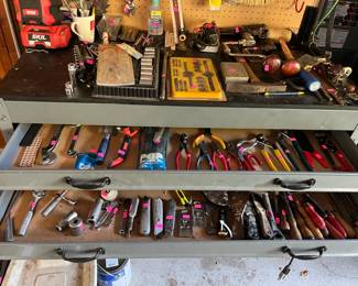 Drawers in the work bench