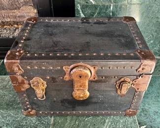 Antique salesman sample / doll / miniature trunk by Atkinson & Long