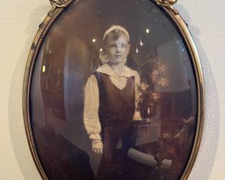 Convex picture frame