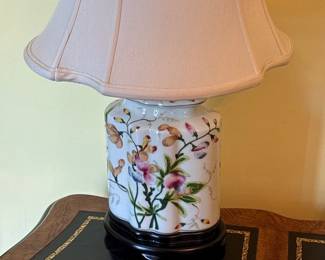Chinese Floral Motif Scalloped Porcelain Ginger Jar Table Lamp