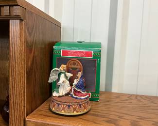 House of Lloyds Christmas Around the World "The Annunciation" Musical Figure