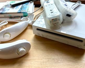 Wii RVL-001 (2006) bundle with several games