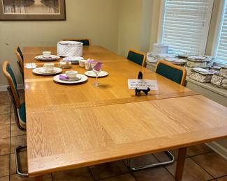 Scan Interior table with hidden (retracting) leaves and 5 chairs