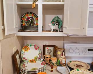 Kitchen goods, including large rooster themed collection