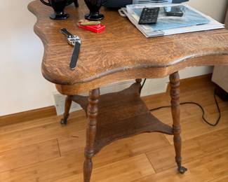Fabulous antique quarter sawn oak table with turned legs
