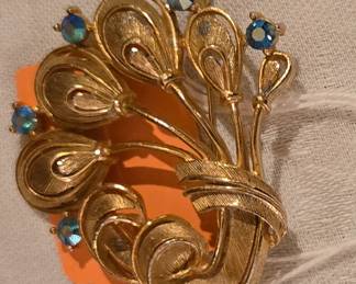 Vintage Lisner Brooch