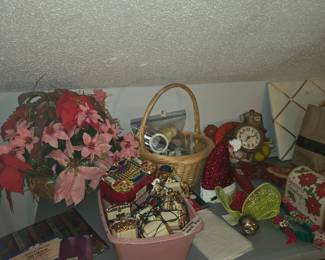 Upstairs room over garage - Flowers & more