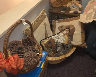 Upstairs room over garage - Basket with pine cones