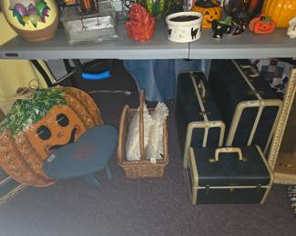 Upstairs room over garage - More Halloween, suitcases, baskets