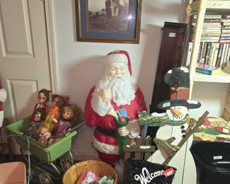 Upstairs room over garage - vintage Santa, welcome sign, snowman and more!