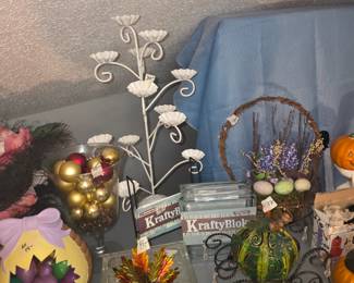 Upstairs room over garage - More decor items 