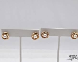 806  10k Gold and Pearl Earrings, 5g 