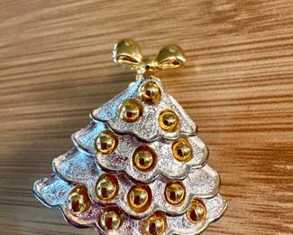 Jewelry! TONS of Earrings, Necklaces, Bracelets and Brooches!