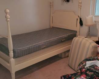 Very nice Twin wood poster bed