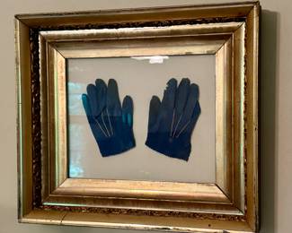Detail: framed children's gloves