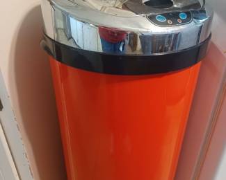 Automatic trash can