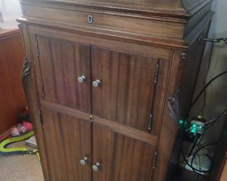 Antique Victrola - winds up and plays!