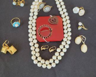 Fine jewelry; Gold, Garnets, Pearls etc.