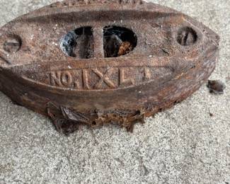 Vintage cast iron sad iron. Just needs a little TLC. 