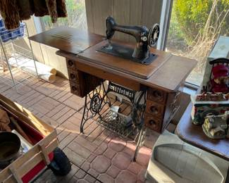NICE OLD SINGER MACHINE