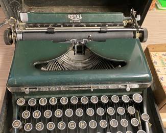 Antique Royal De Luxe GREEN Typewriter