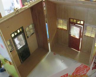 Inside Wizard of Oz house - carry case