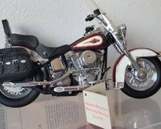 Franklin Mint Harley Davidson Heritage Softail Classic 1:10 Scale Model Motorcycle