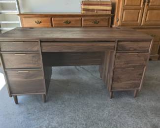 SAUDER CLIFFORD PLACE MID-CENTURY EXECUTIVE DESK $75