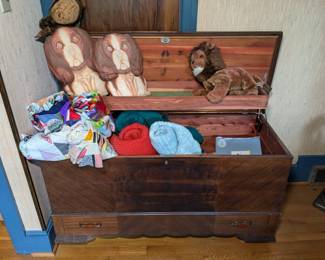 Lane Cedar Chest, Quilt Tops