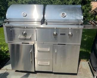 Fabulous Coyote grill, half charcoal - half gas - has a cover