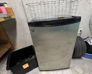 Mini fridge - works