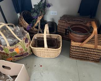 Baskets and plastic wine glasses