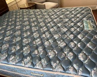 Full size mattress and box spring