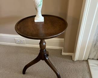 Pie top table with tripod legs