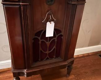 Antique wooden cased Philco radio 