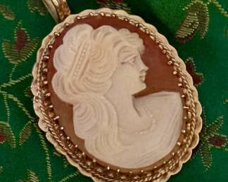 Large large cameo in 18K