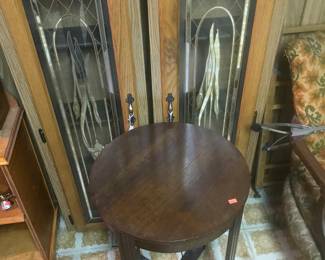 Cabinets! Cute round table!