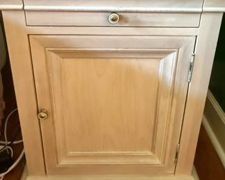 Ethan Allen nightstand (1 of 2)