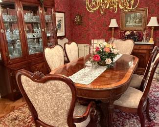 Thomasville dining room table with 2 leafs and 8 chairs