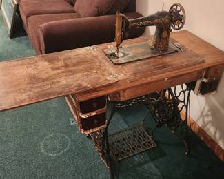 1900s Antique Singer Treadle Sewing Machine