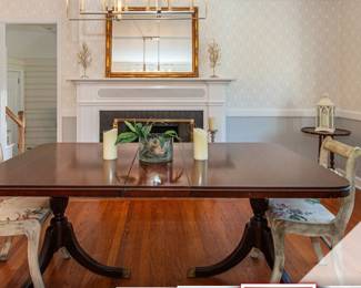 Beautiful extendable table with 2 leaves and pads