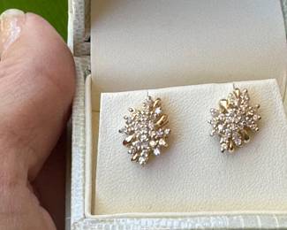#174 - $450- 1ctw yellow gold cluster earrings - 14kt gold 3.1 gr.