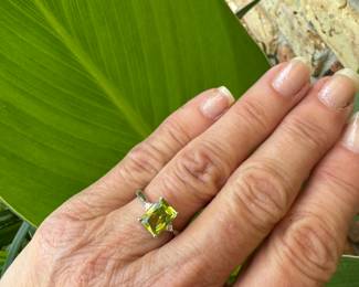 #170 - $325 - Peridot & diamond ring 14kt gold, 2.7 gr - Size 5