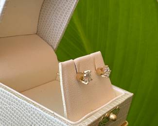 #176- $1,000 - 0.84 ctw studs diamonds clarity VS2/H color on yellow 14kt gold posts. - Wonderful quality.